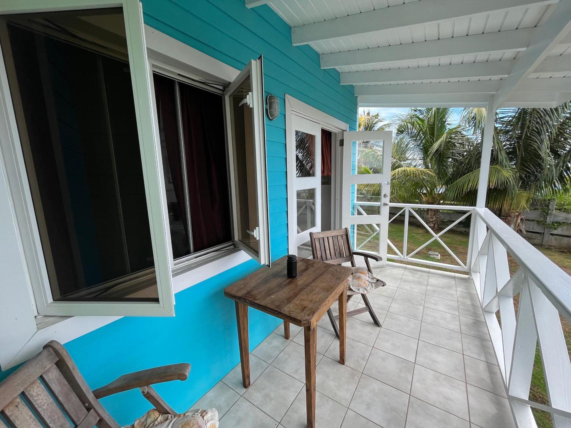 Waves Villa Guesthouse キングスタウン エクステリア 写真