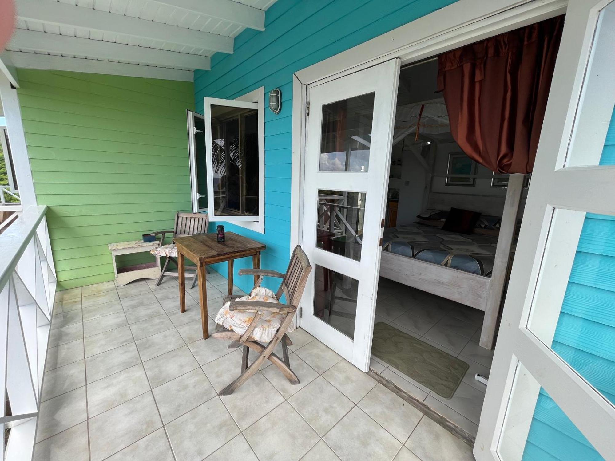 Waves Villa Guesthouse キングスタウン エクステリア 写真