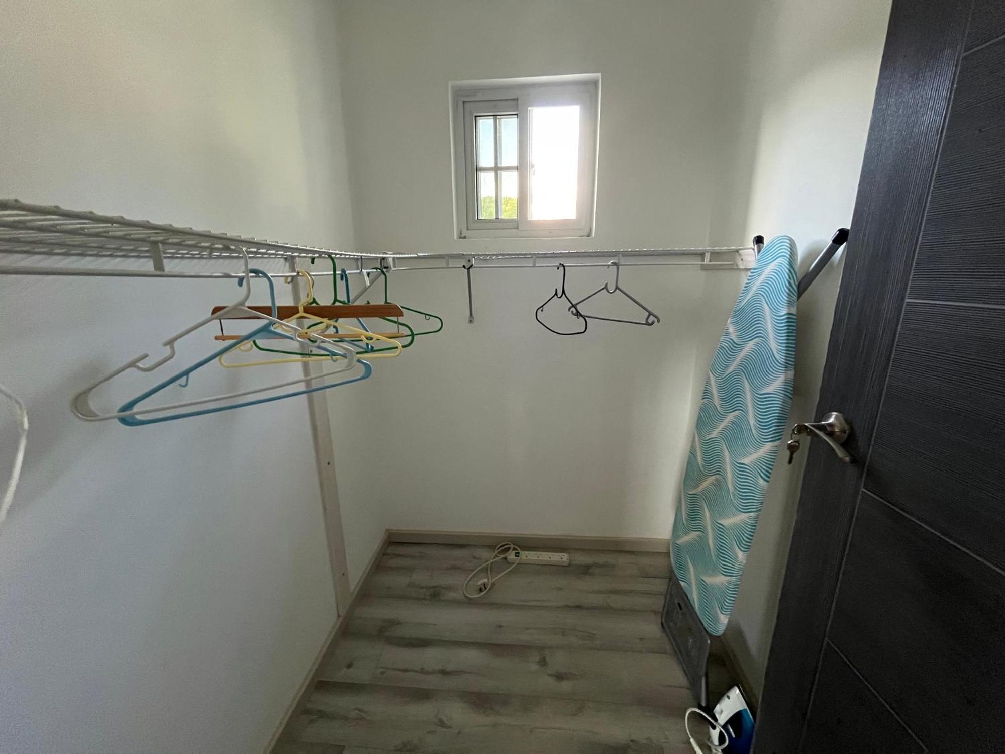 Waves Villa Guesthouse キングスタウン エクステリア 写真