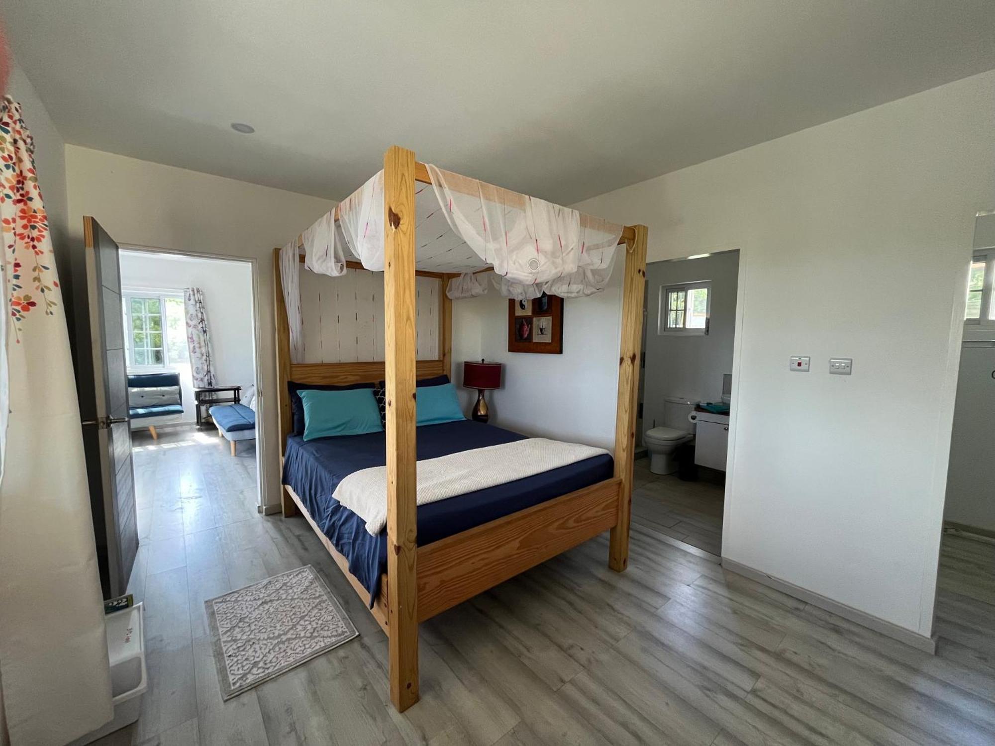 Waves Villa Guesthouse キングスタウン エクステリア 写真