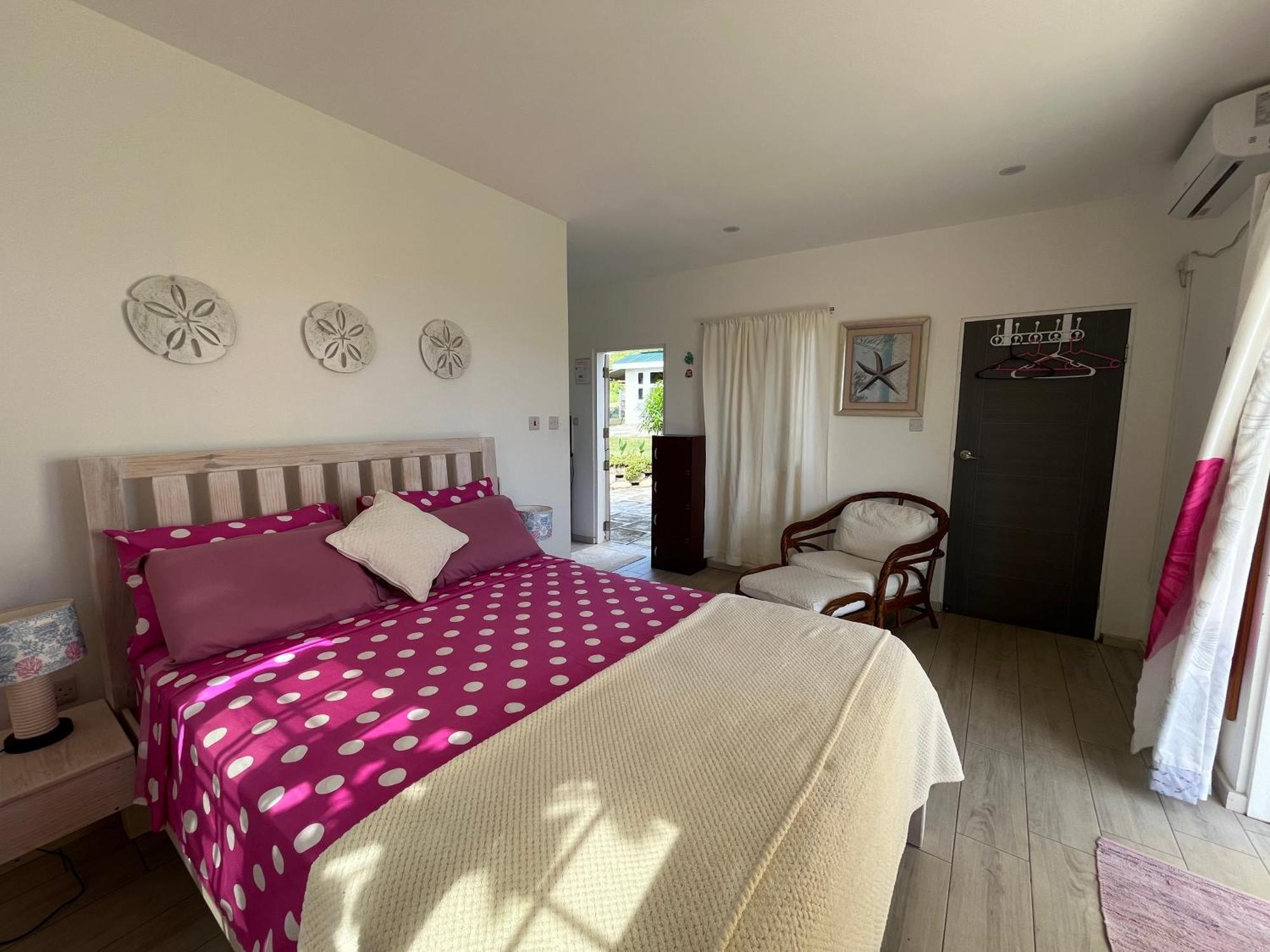 Waves Villa Guesthouse キングスタウン エクステリア 写真