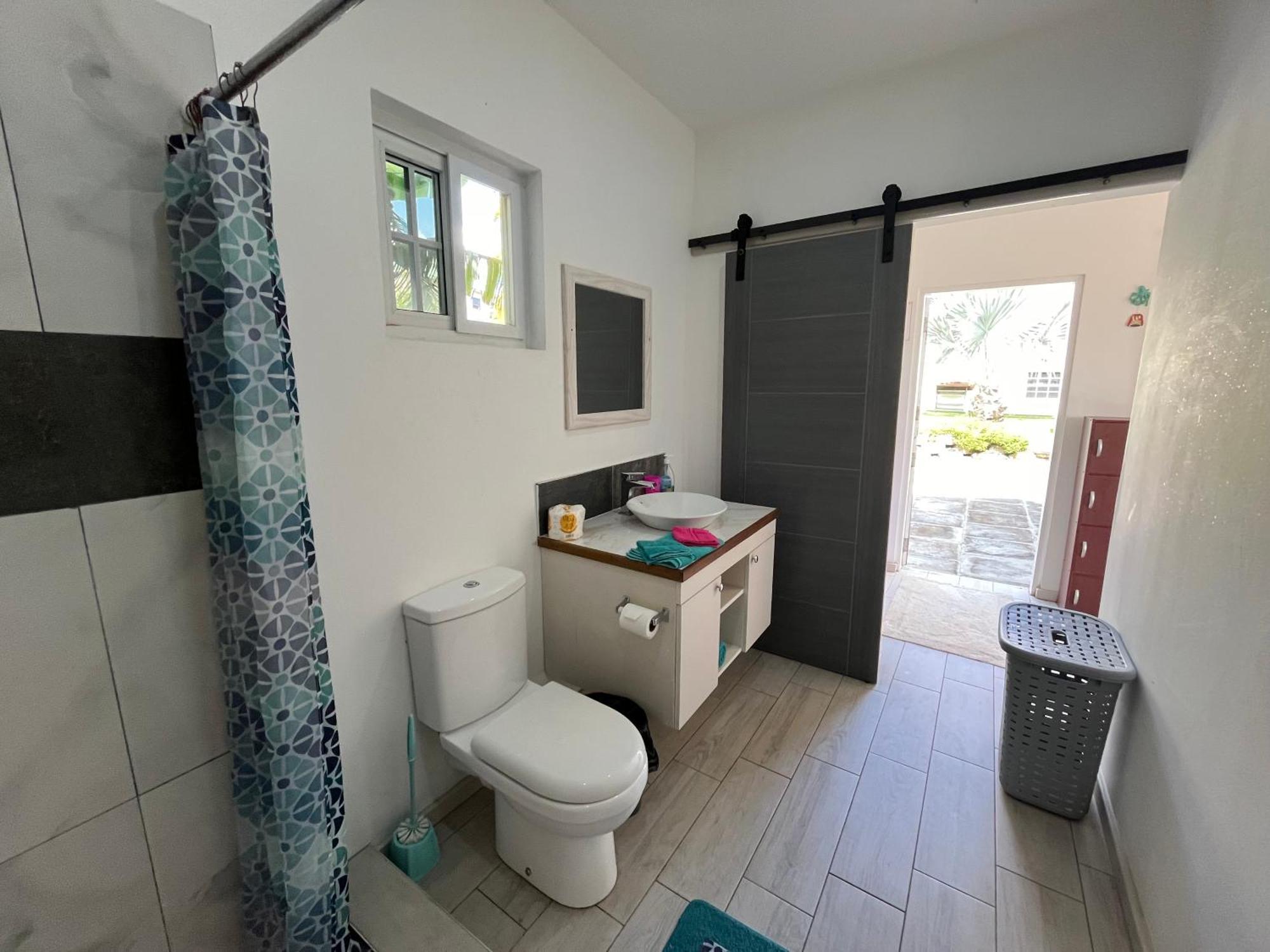 Waves Villa Guesthouse キングスタウン エクステリア 写真