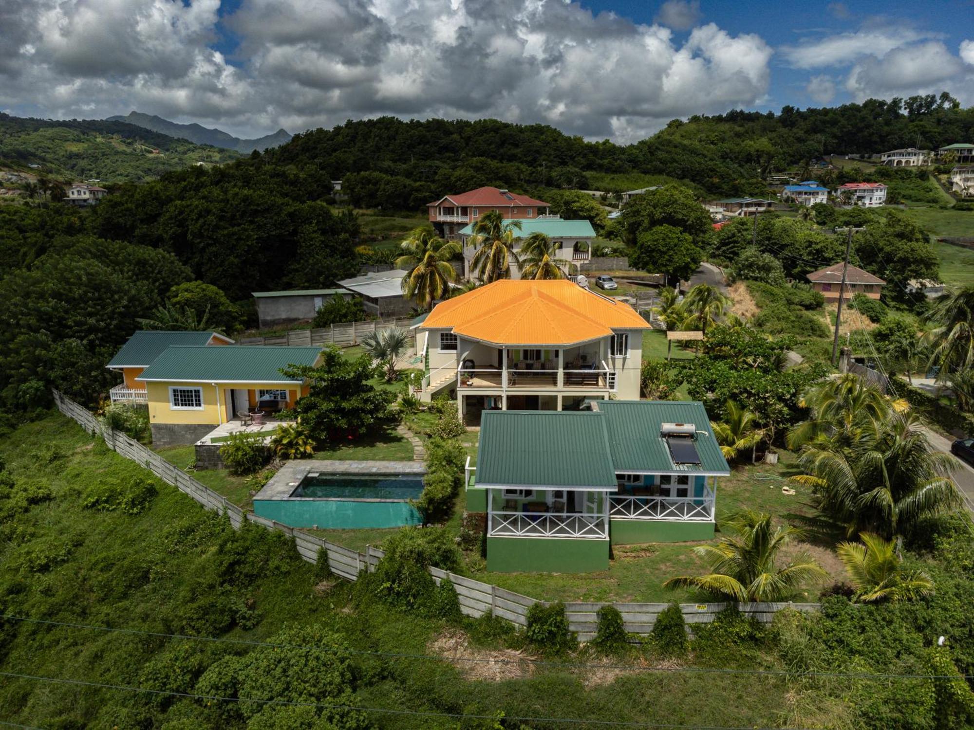 Waves Villa Guesthouse キングスタウン エクステリア 写真