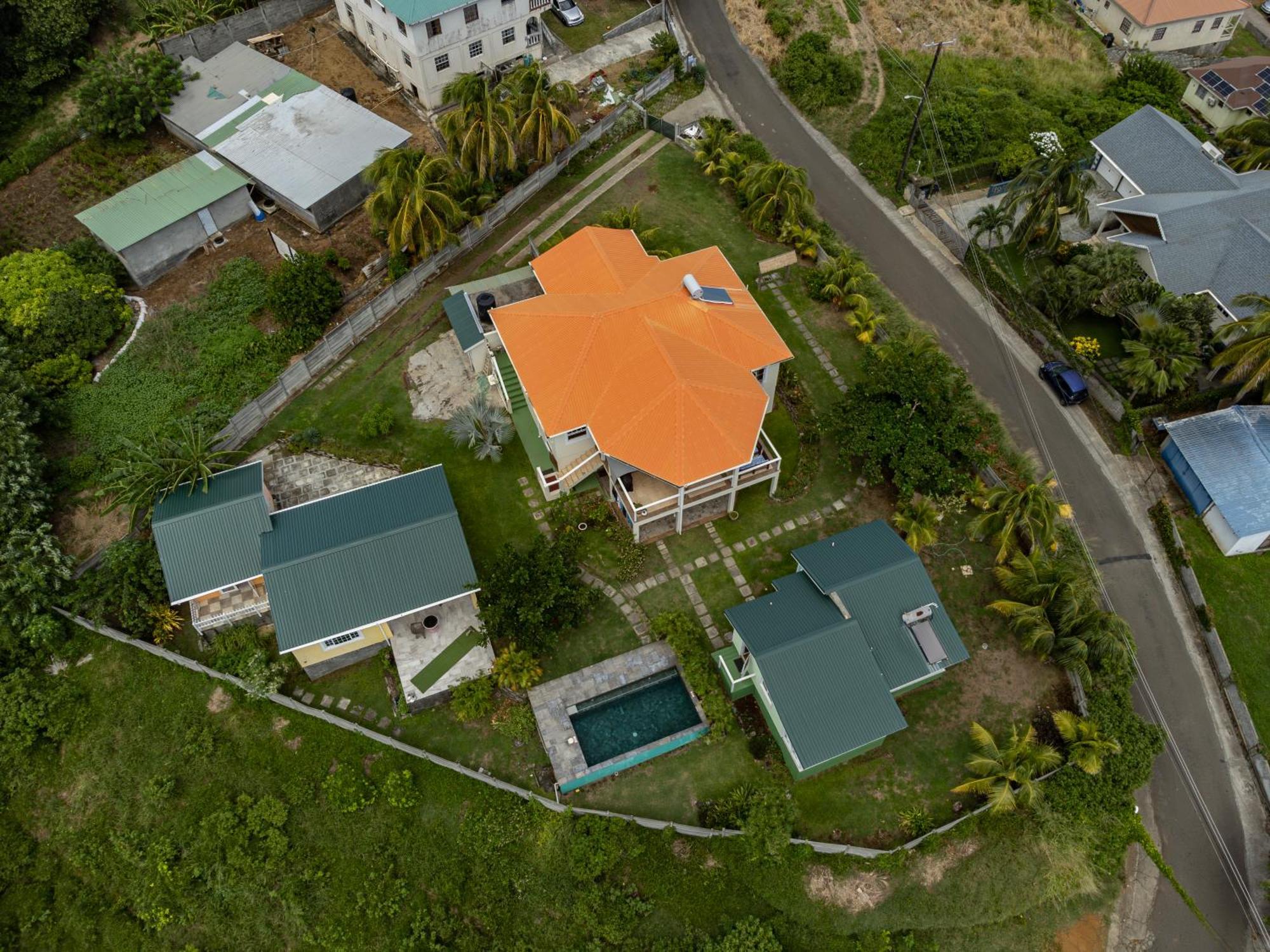 Waves Villa Guesthouse キングスタウン エクステリア 写真