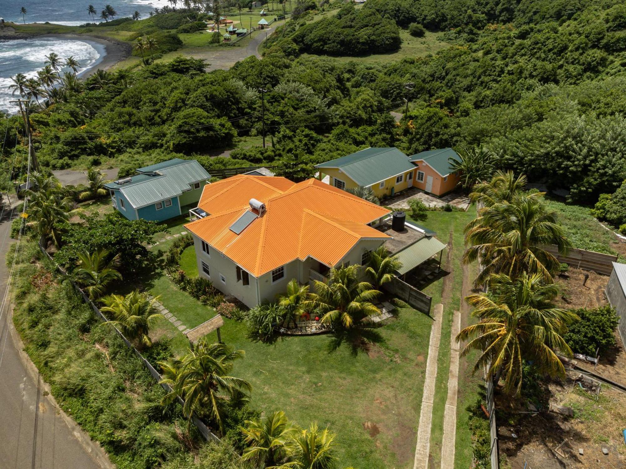 Waves Villa Guesthouse キングスタウン エクステリア 写真