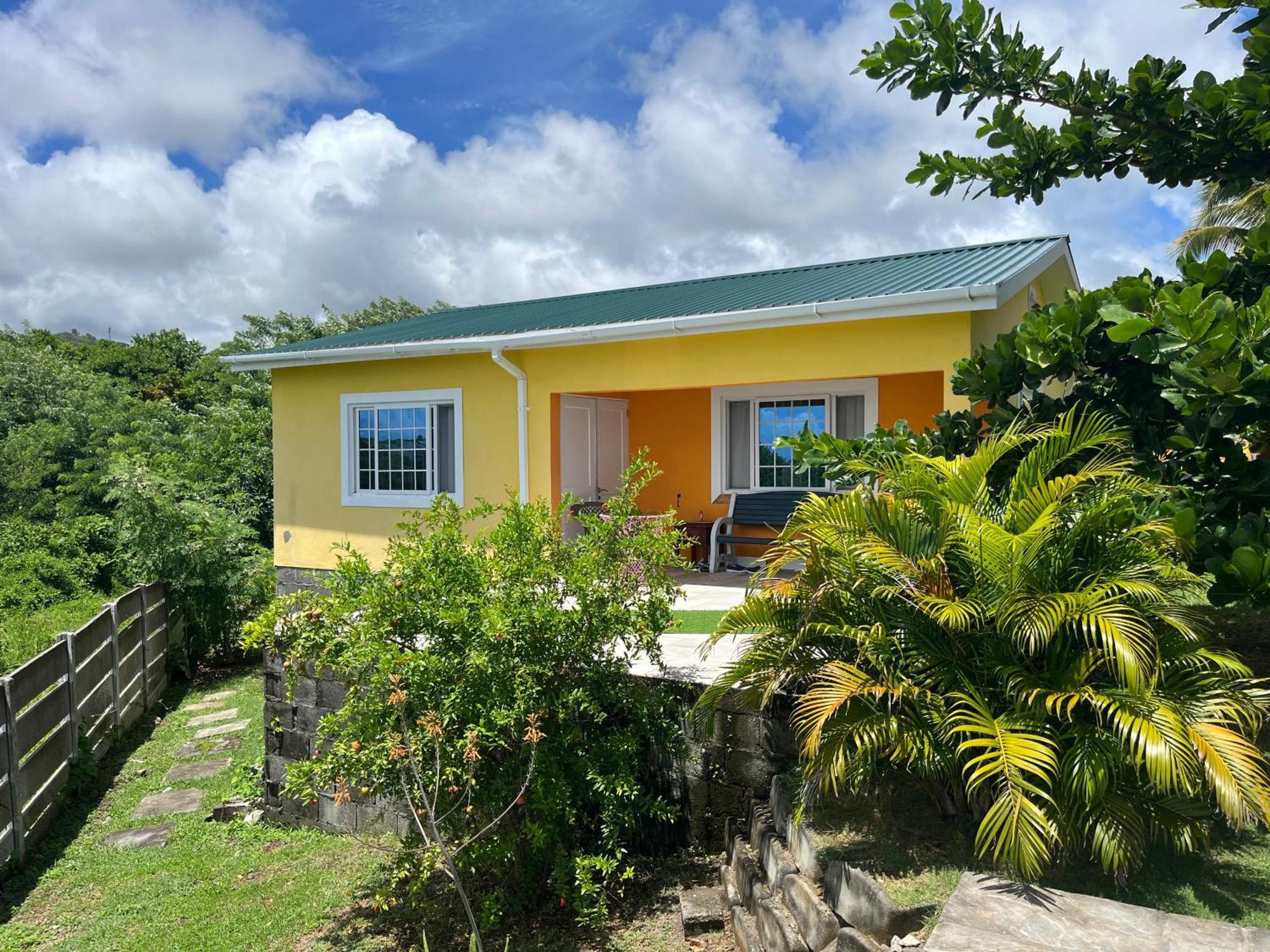 Waves Villa Guesthouse キングスタウン エクステリア 写真