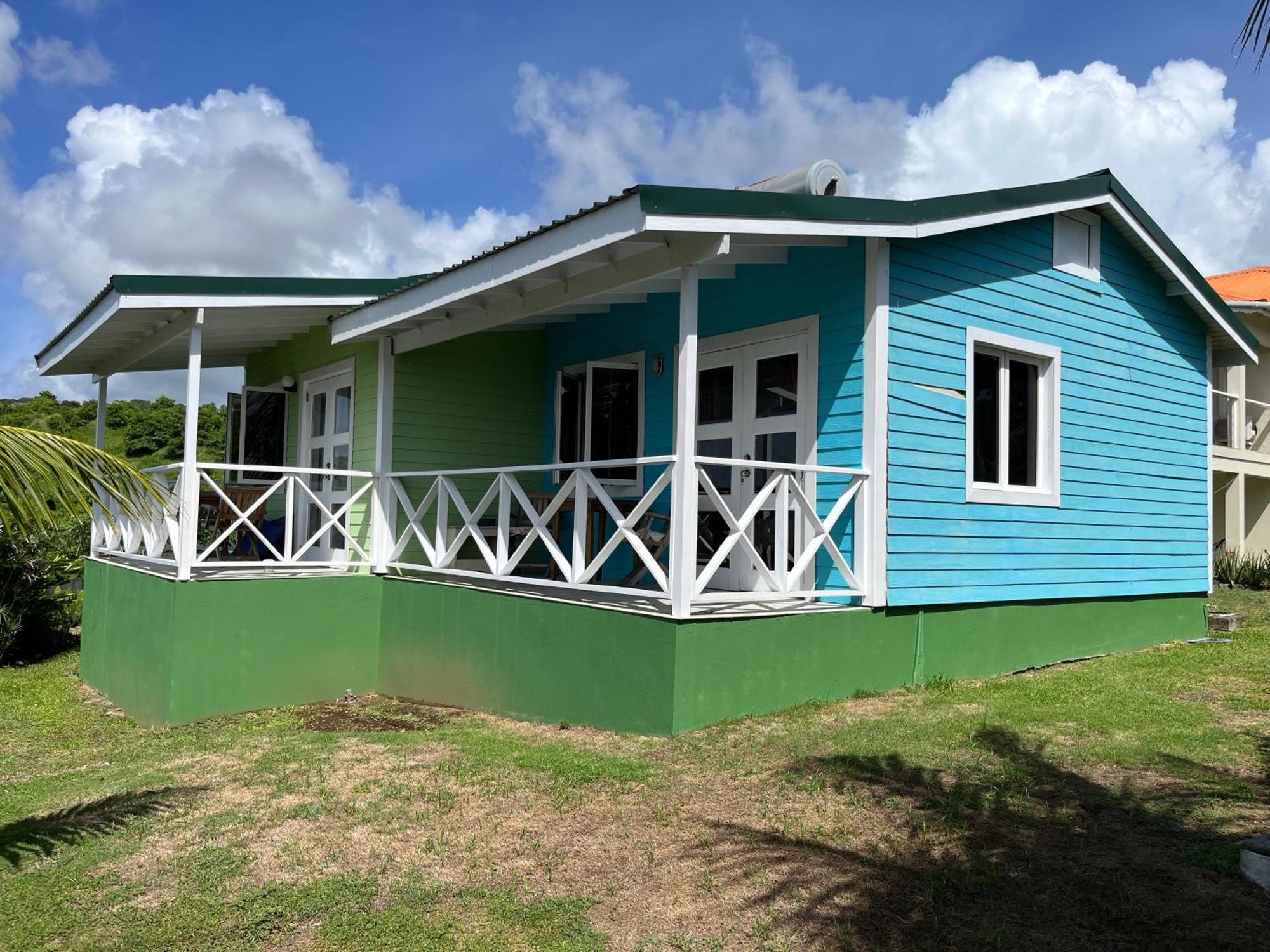 Waves Villa Guesthouse キングスタウン エクステリア 写真