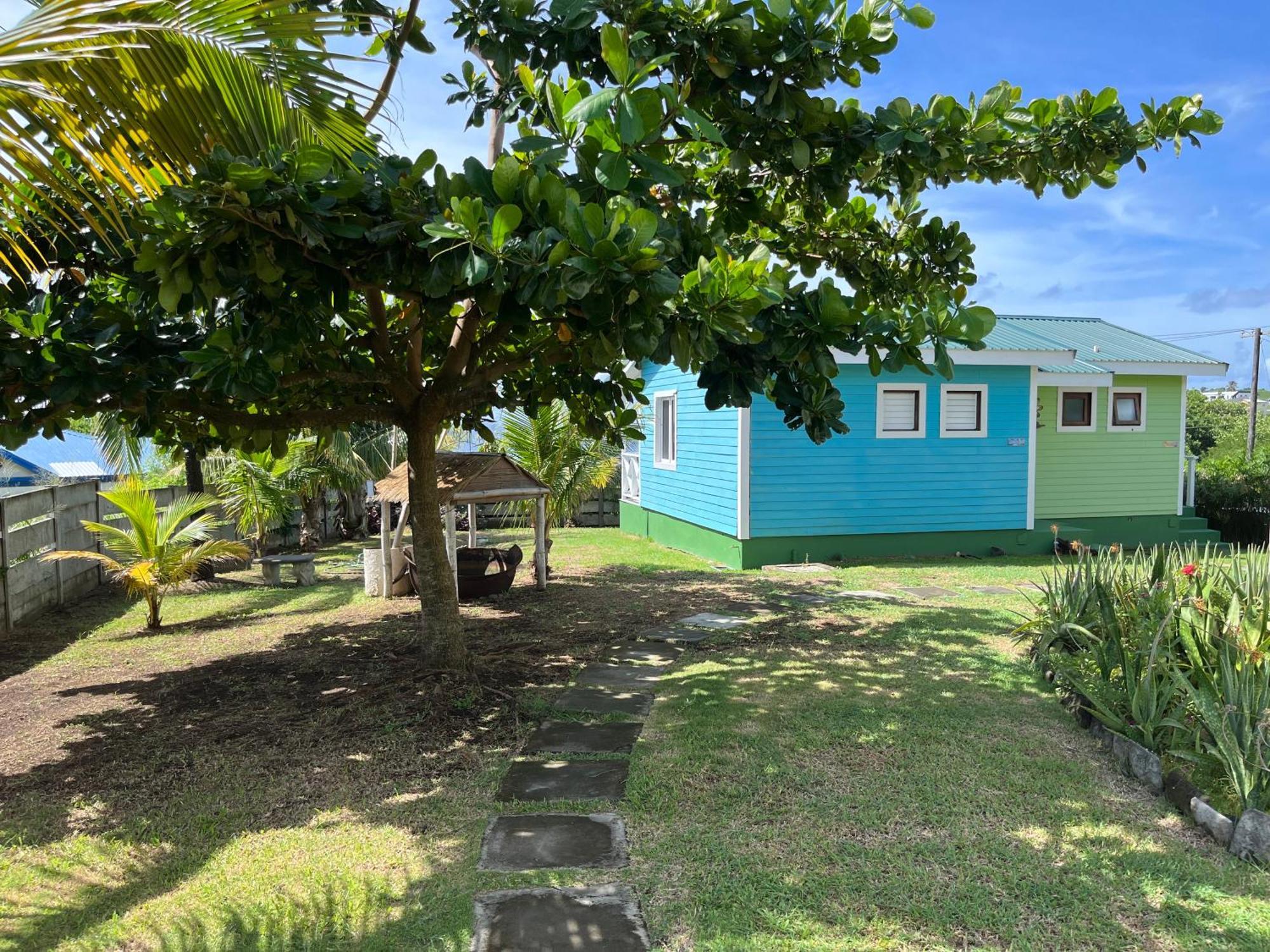 Waves Villa Guesthouse キングスタウン エクステリア 写真