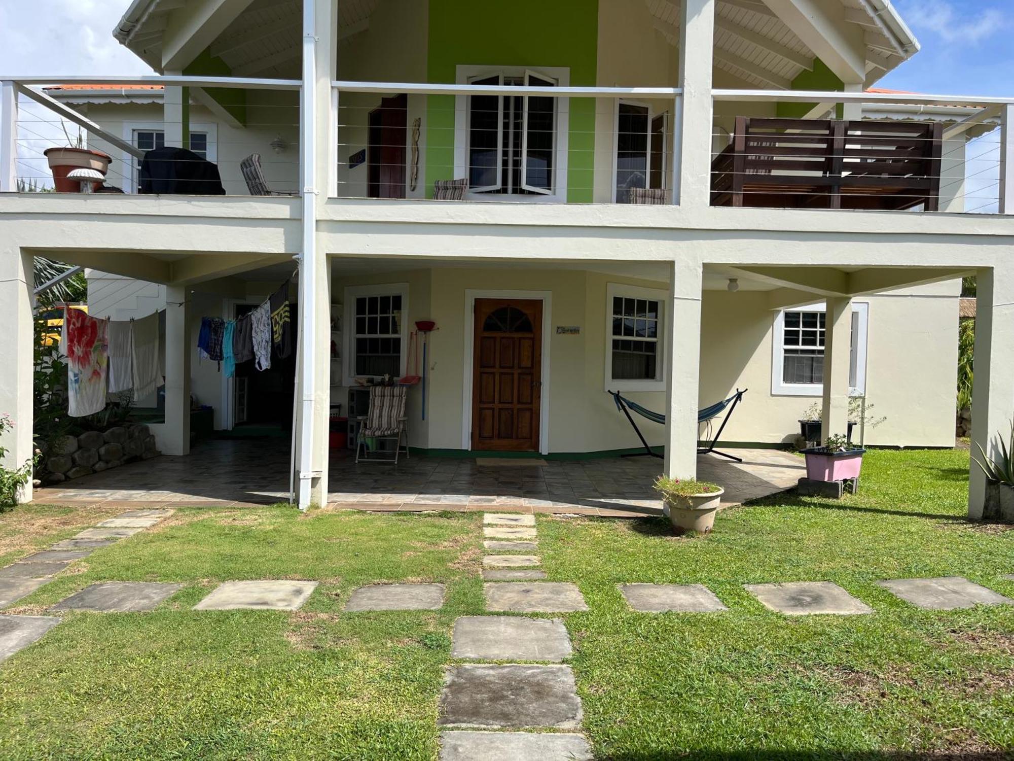Waves Villa Guesthouse キングスタウン エクステリア 写真